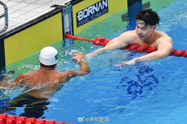 说着，叶辰又问：昨天这两场战斗，应该给你补充了不少武器装备吧？哈米德脱口道：老弟，我正要跟你汇报。