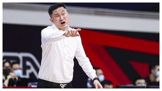 《白蛇2：青蛇劫起》讲述了大女主小青为救姐姐小白进入修罗城历劫冒险的故事，谈及这部续集的创作历程，制片人崔迪坦言在创作上背负了很大的压力，;我们想讲一个小青的故事，她的故事其实在之前被讲得相对比较少，此次小青的角色被很多观众称赞;又美又飒